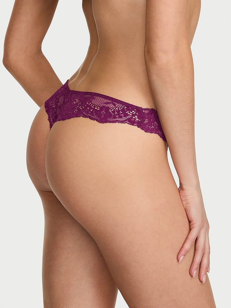 Krajkové krajkové tanga. Produkt je fialové barvy a pochází z kolekce Dream Angels.