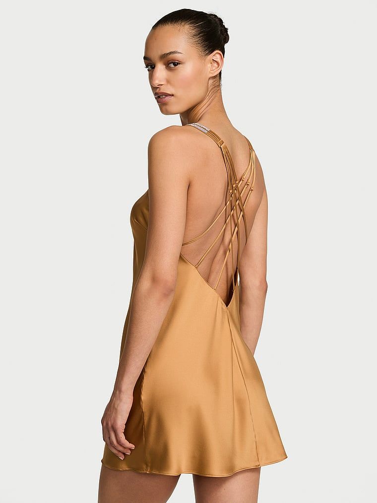Satenová noční košile s lesklými ramínky Gradient Shine Strap Slip. Produkt je hnědé barvy a pochází z kolekce Very Sexy.