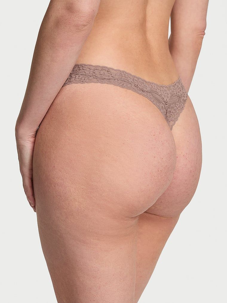 Pruhované bavlněné tanga s krajkou na okrajích. Produkt je hnědé barvy a pochází z kolekce Lace Trim.