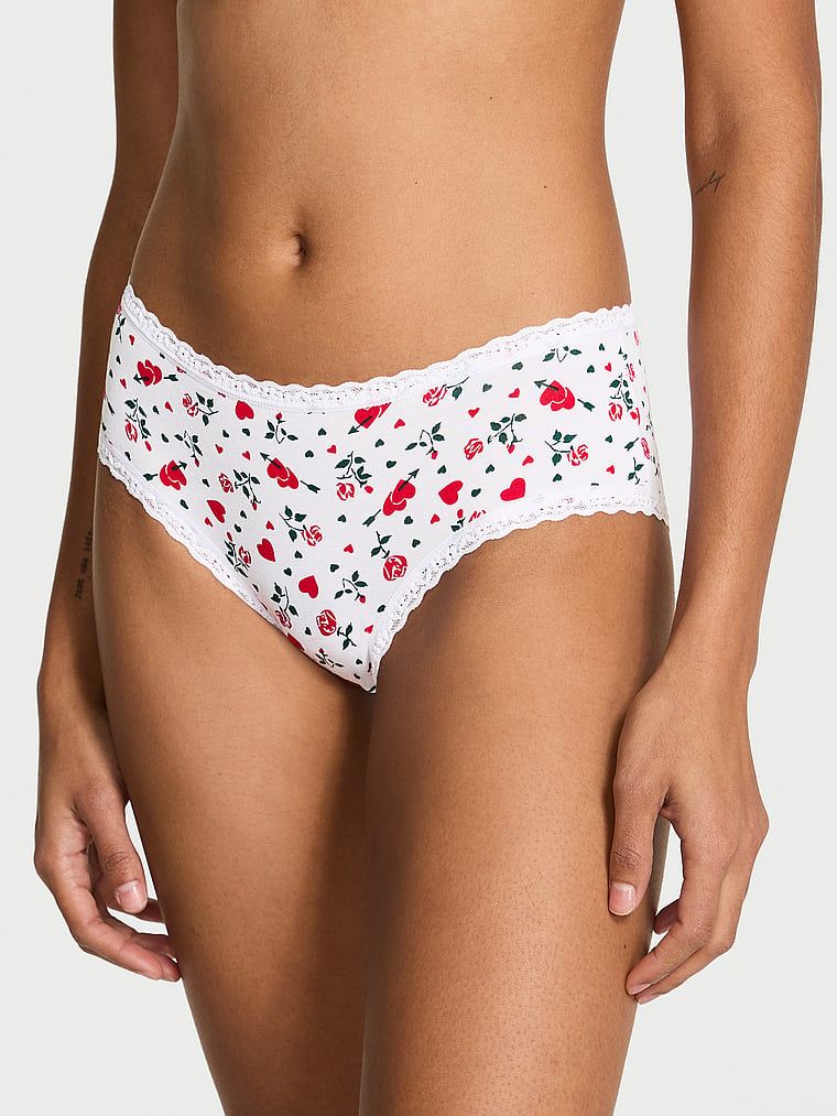 Bavlněné kalhotky s krajkou na okrajích Lace-Waist Cheeky. Produkt je vzorovaný a pochází z kolekce Lace Trim.