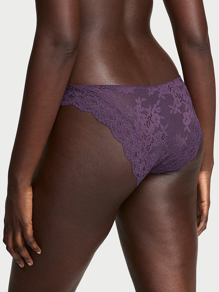 Krajkové bikini kalhotky. Produkt je fialové barvy a pochází z kolekce Dream Angels.