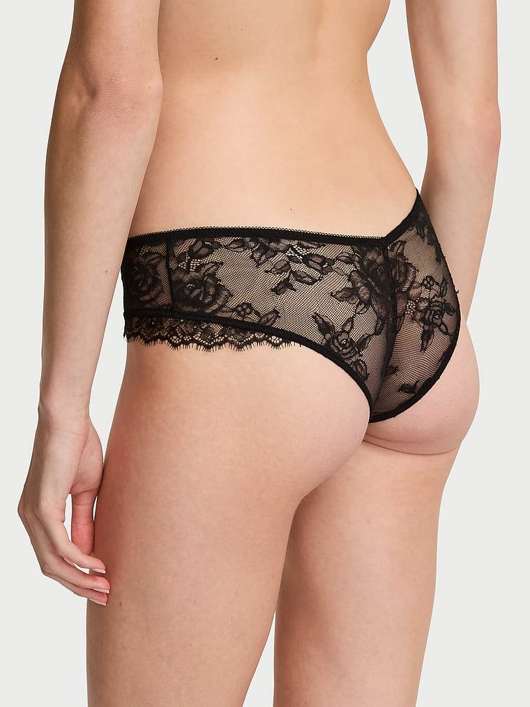 Překryjte krajkové kalhotky Cheeky. Produkt je růžové barvy a pochází z kolekce Very Sexy.