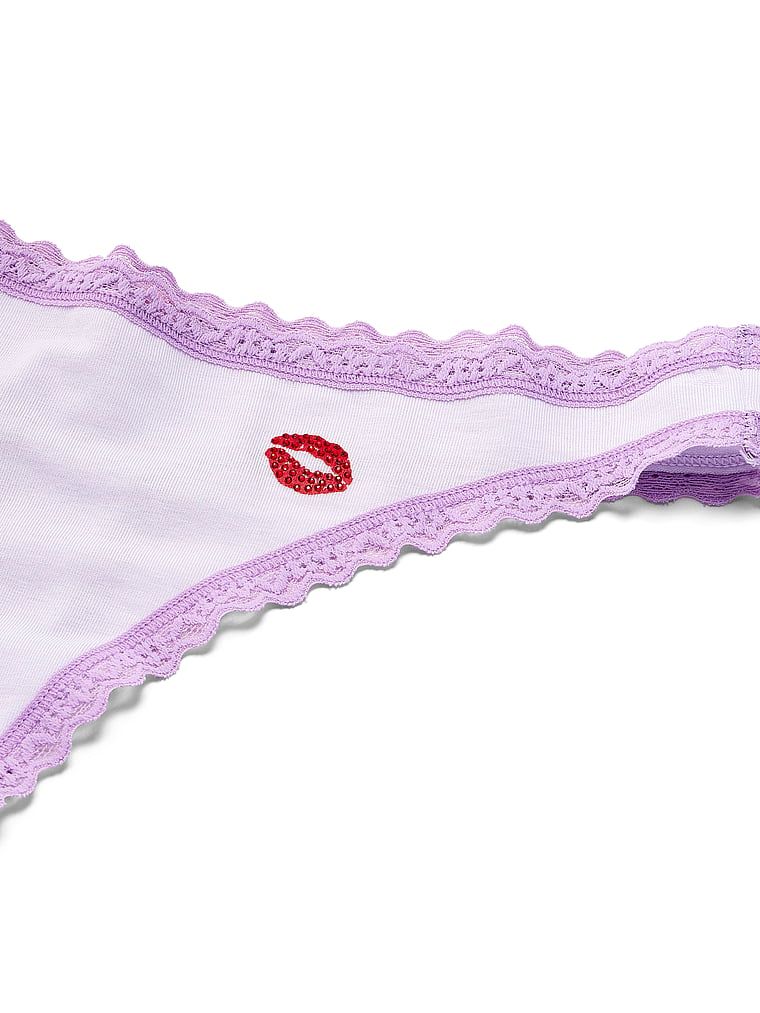 Bavlněné kalhotky s krajkou na okrajích Lace-Waist Cheeky. Produkt je fialové barvy a pochází z kolekce Lace Trim.
