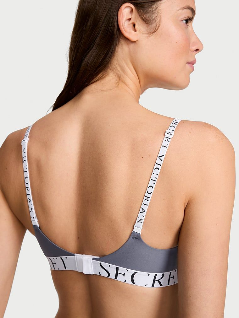 CoolBra Demi mírně polstrovaný. Produkt je šedé barvy a pochází z kolekce triček.
