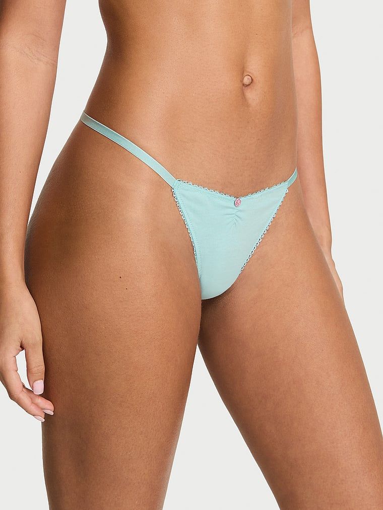 Bavlněné tanga s krajkou vzadu Heart Lace. Produkt je modré barvy a pochází z kolekce Victoria's Secret.
