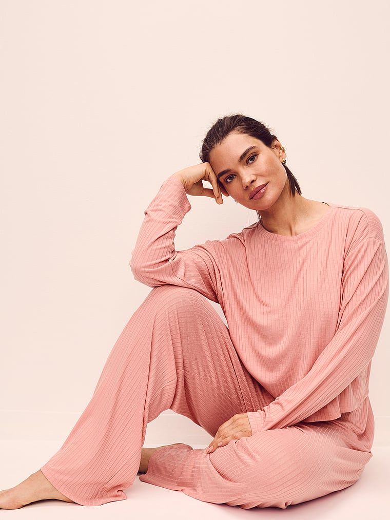 Modální sada – svetr a kalhoty SoSoft Lounge. Produkt je růžové barvy a pochází z kolekce Victoria's Secret.