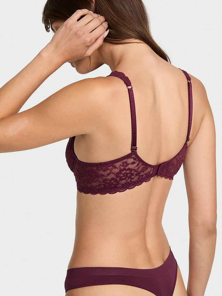 Krajková podprsenka s balkonem bez vycpávky. Produkt je růžové barvy a pochází z kolekce Victoria's Secret.