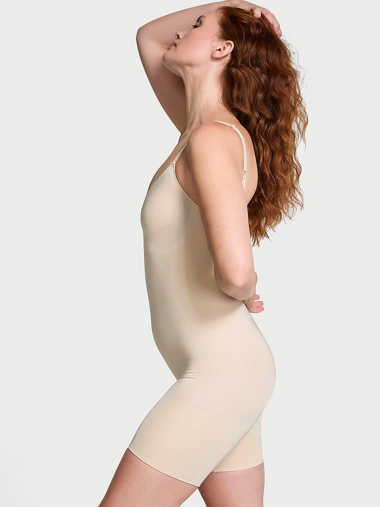 Tvarovací overal Shapewear od Victoria s kraťasy. Produkt je béžový a pochází z kolekce Victoria's Secret.