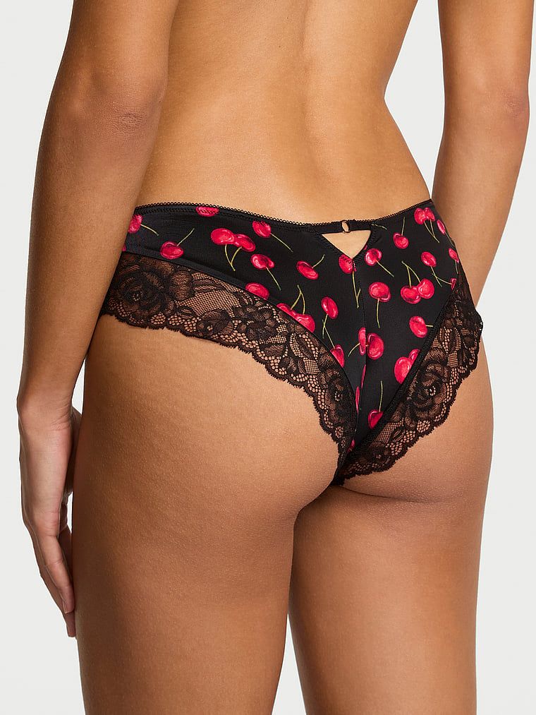 Krajkové kalhotky s krajkou na okrajích a vysoko střiženými nohavičkami: Lace-Lem Cheeky. Produkt je vzorovaný a pochází z kolekce Very Sexy.