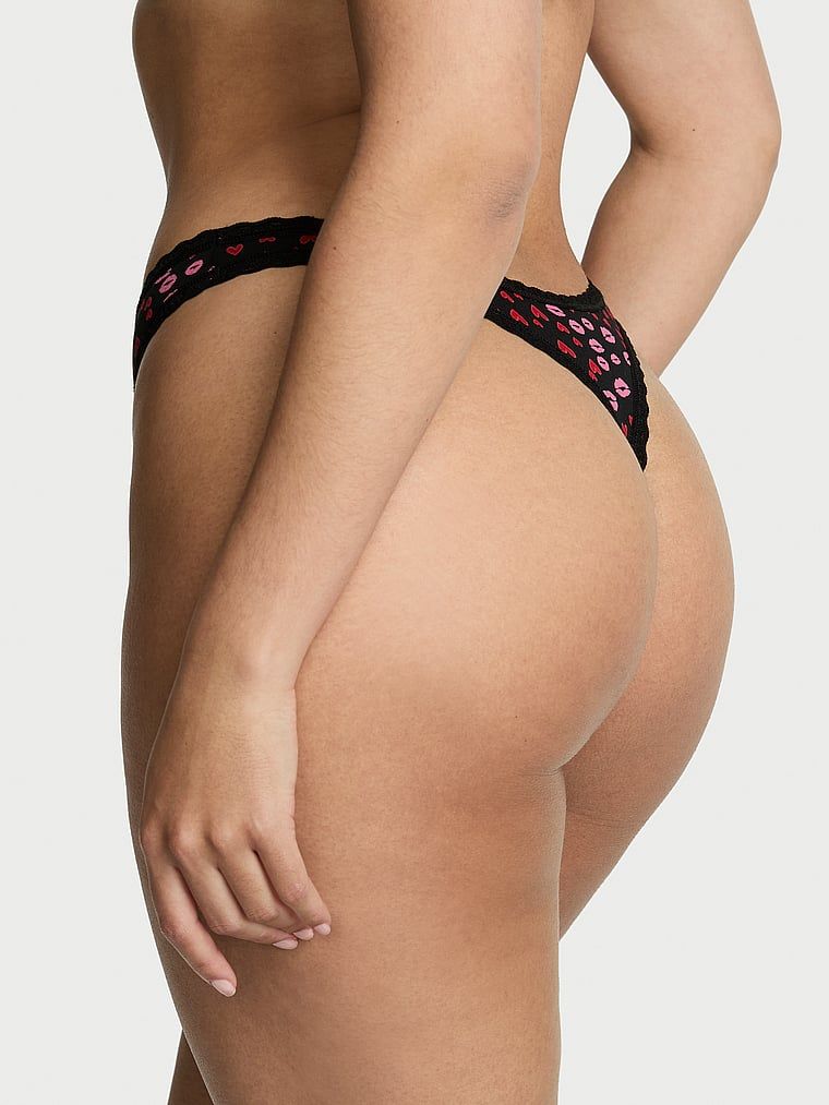 Bavlněné tanga s krajkou na okrajích Lace-Waist. Produkt je vzorovaný a pochází z kolekce Lace Trim.