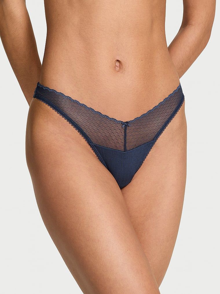 Krajkové tanga s vysokým výstřihem na nohavice. Produkt je modré barvy a pochází z kolekce Victoria's Secret.