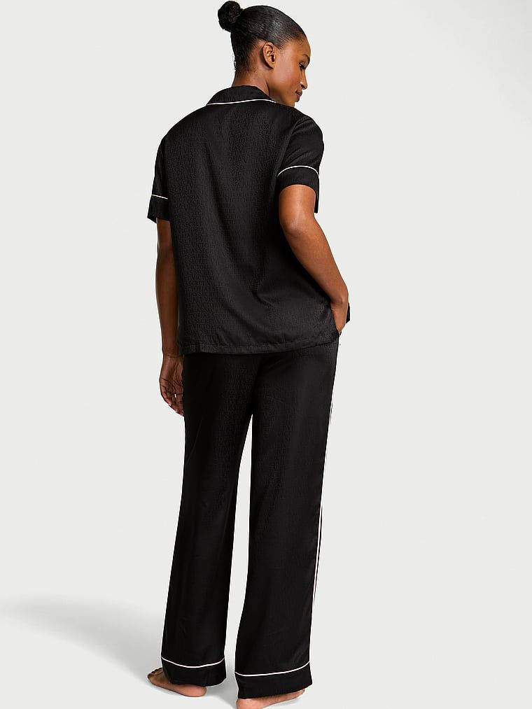 Lesklé saténové pyžamo s krátkým rukávem a dlouhými nohavicemi Glazed Satin. Produkt je černý a pochází z kolekce Victoria's Secret.