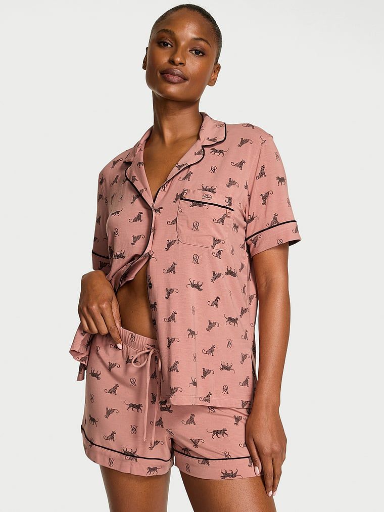 Modalové pyžamo s kraťasy. Produkt je vzorovaný a pochází z kolekce Victoria's Secret.