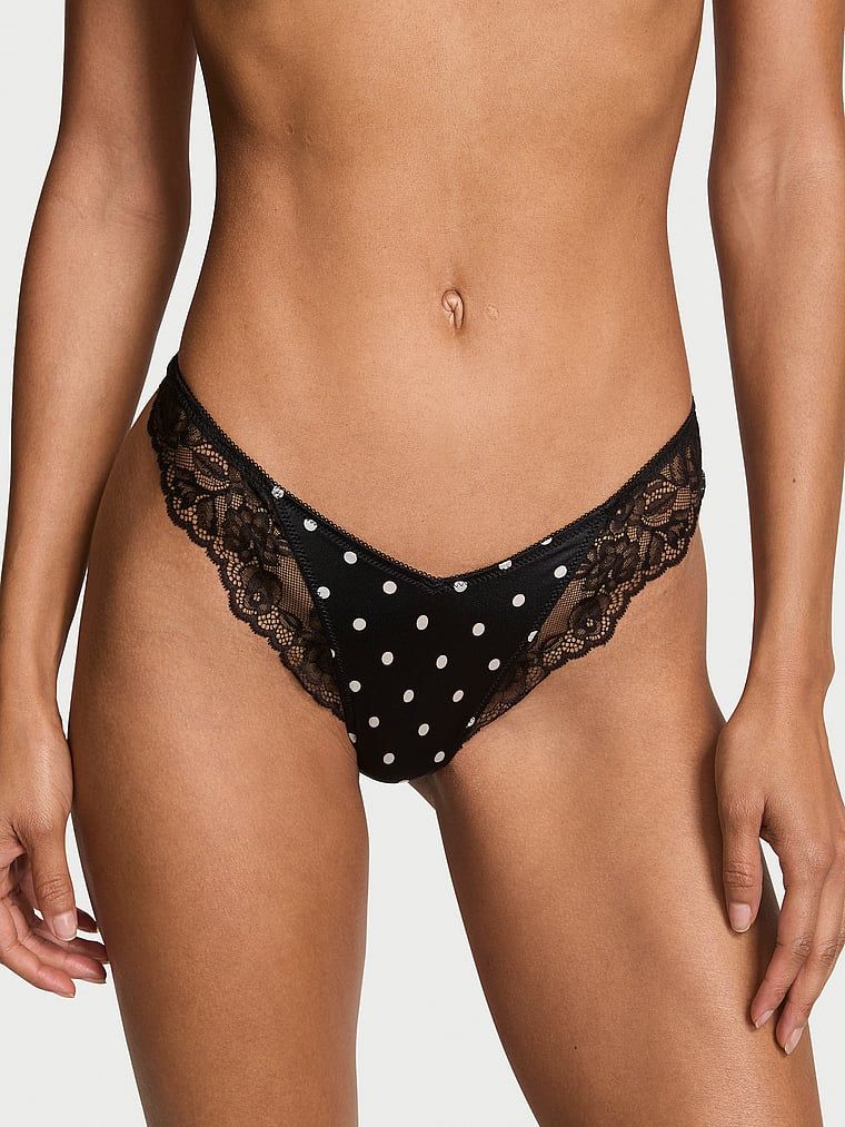 Tanga s krajkou a vysoko střiženými nohavičkami. Produkt je vzorovaný a pochází z kolekce Very Sexy.