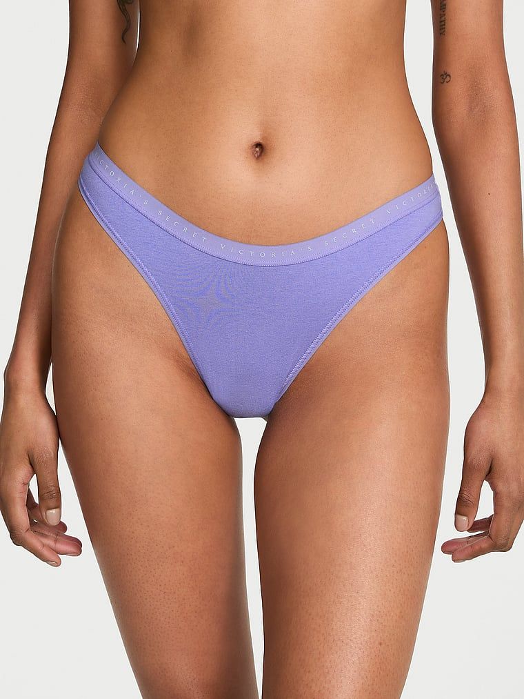 Bavlněné tanga s vysokými nohavičkami. Produkt je modré barvy a pochází z kolekce Victoria's Secret.