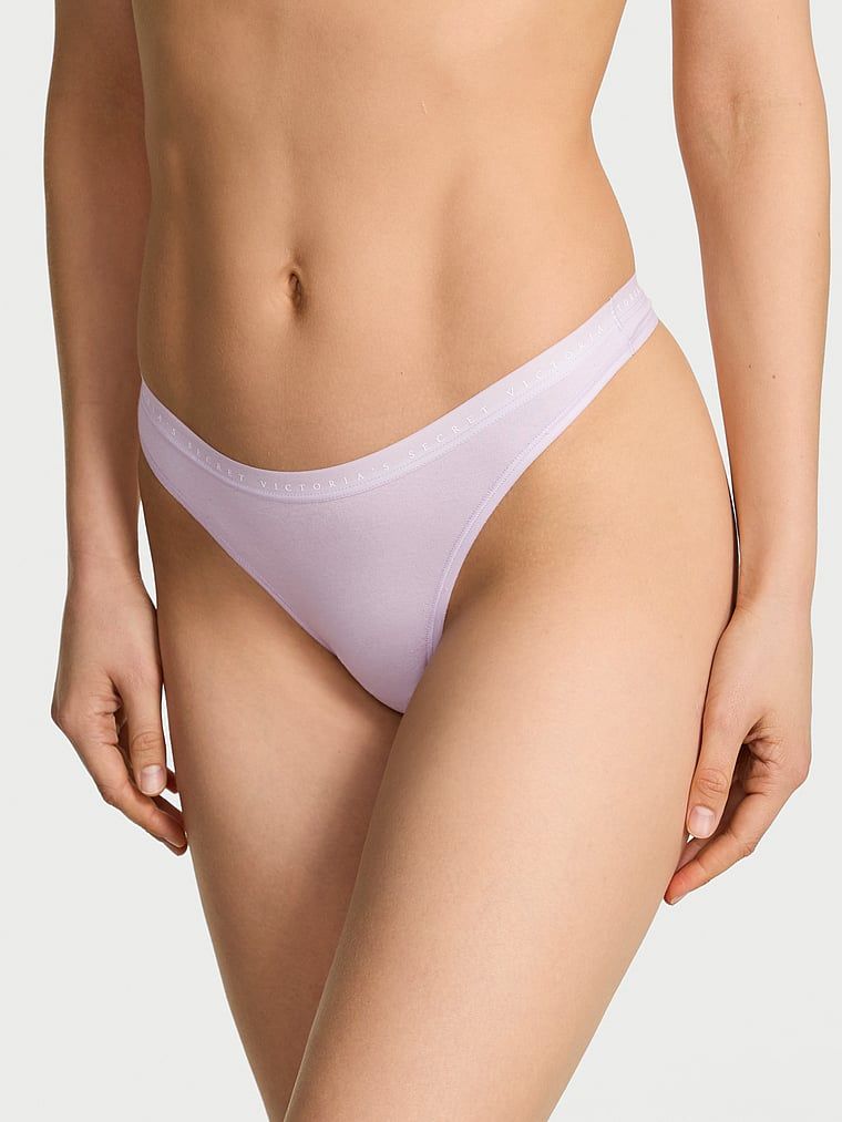 Bavlněné tanga s vysokými nohavičkami. Produkt je fialové barvy a pochází z kolekce Victoria's Secret.