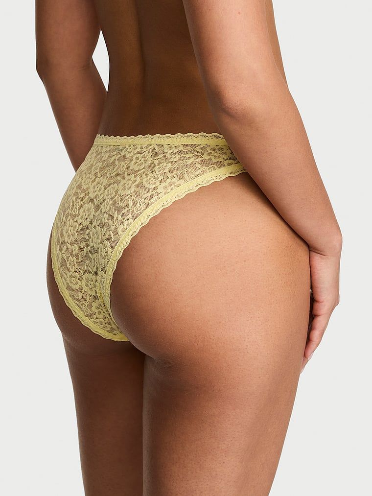 Krajkové kalhotky z krajky z 90. let. Produkt je žluté barvy a pochází z kolekce Lacie.