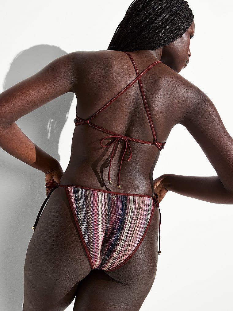 Horní část bikin s třpytivými pruhy a trojúhelníkem. Produkt je vzorovaný a pochází z kolekce Victoria's Secret Swim.