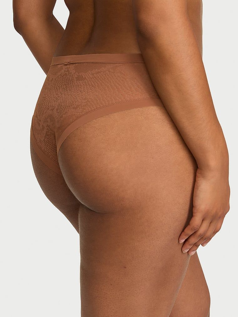 Neviditelné hadí drzé síťované kalhotky. Produkt je hnědé barvy a pochází z kolekce No-Show.