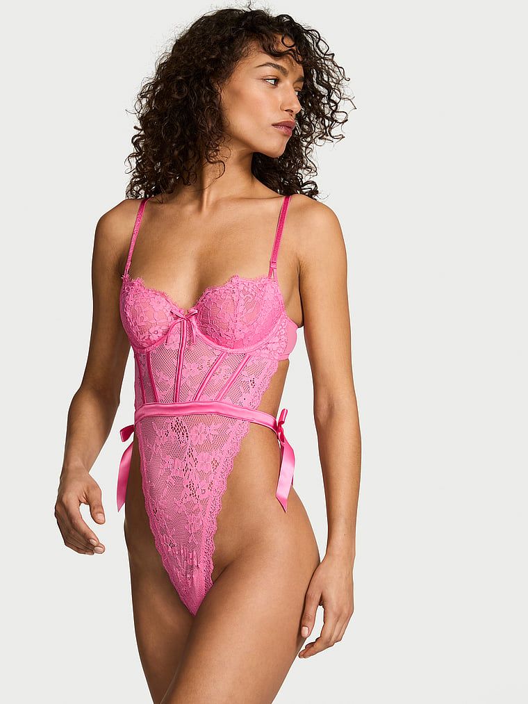 Skvělý krajkový overal. Produkt je růžové barvy a pochází z kolekce Dream Angels.
