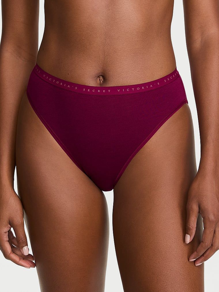 Bavlněné slipy s vysoko střiženými nohavičkami. Produkt je růžové barvy a pochází z kolekce Victoria's Secret.