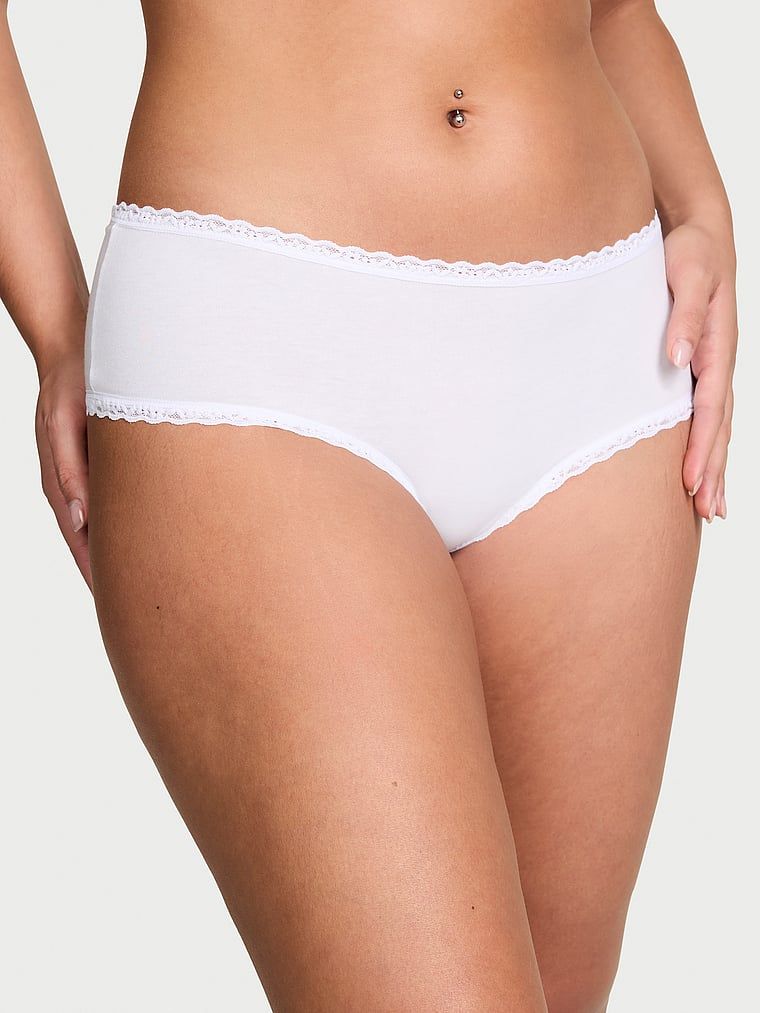 Bavlněné kalhotky s krajkou na okrajích Lace-Waist Cheeky. Výrobek je v bílé barvě a pochází z kolekce Lacie.