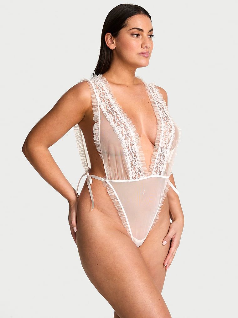 Dream Angels Body Dare to Dream z průsvitné krajky s vysoko vykrojenou novahvičkou