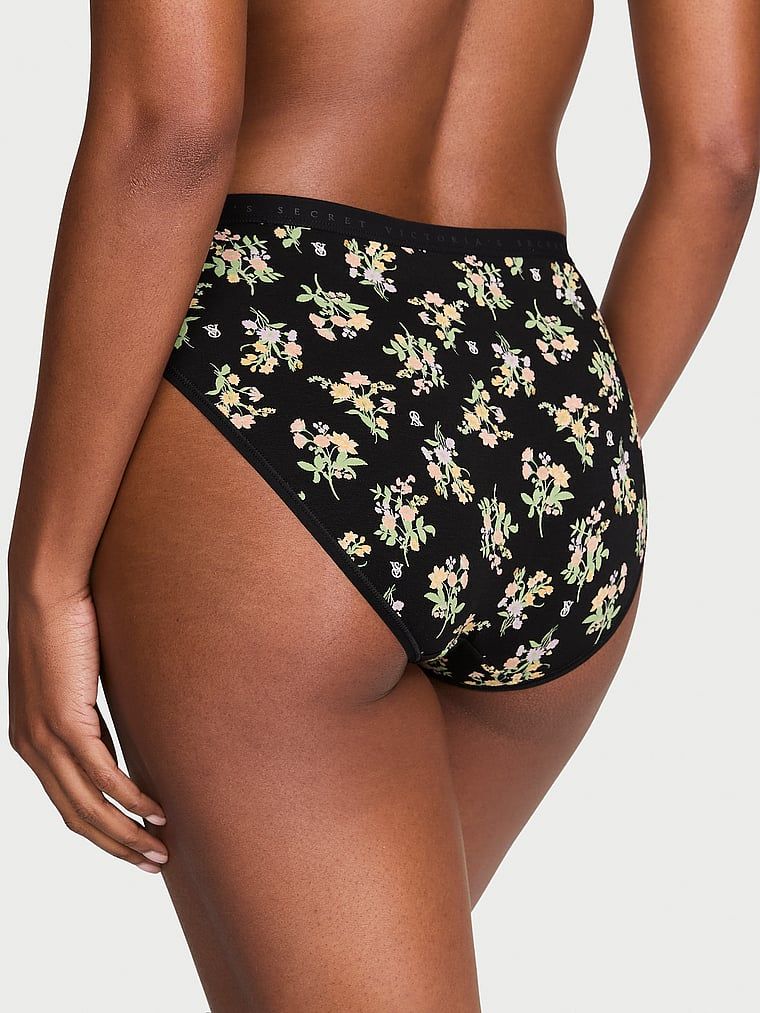 Bavlněné slipy s vysoko střiženými nohavičkami. Produkt má květinový vzor a pochází z kolekce Victoria's Secret.