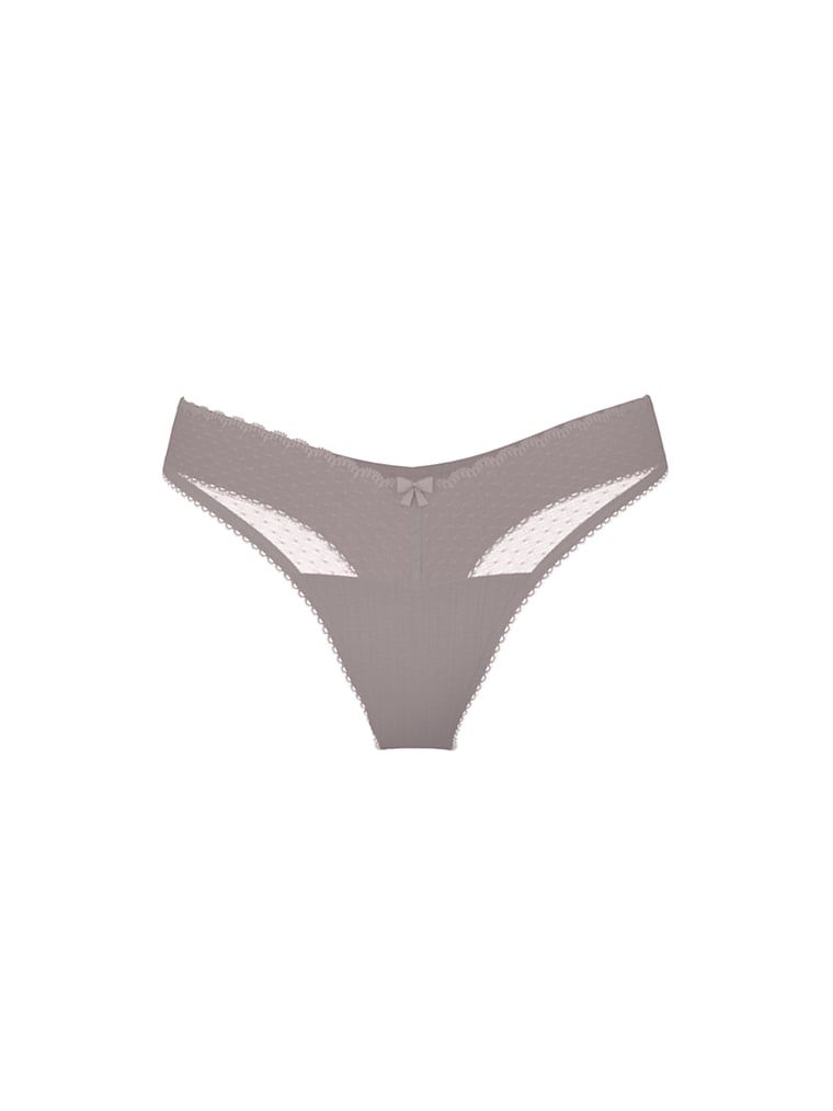 Krajkové tanga s vysokým výstřihem na nohavice. Produkt je růžové barvy a pochází z kolekce Victoria's Secret.