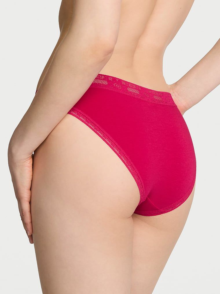 Bavlněné kalhotky s háčkovanými krajkovými bikinami. Produkt je růžové barvy a pochází z kolekce Lace Trim.