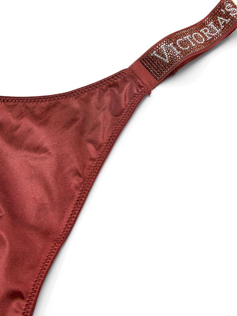 Tanga s lesklými ramínky Shine Strap. Produkt je vzorovaný a pochází z kolekce Very Sexy.