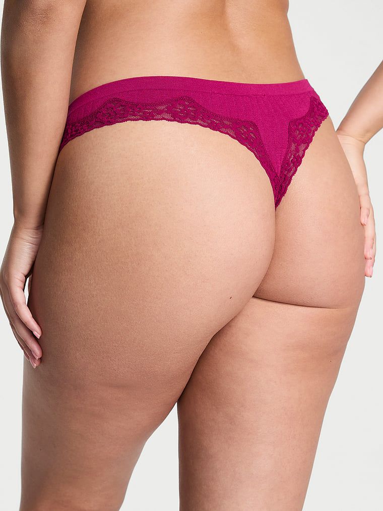 Tanga s krajkou na okrajích z bezešvého žebrování. Produkt je růžový a pochází z kolekce Body by Victoria.