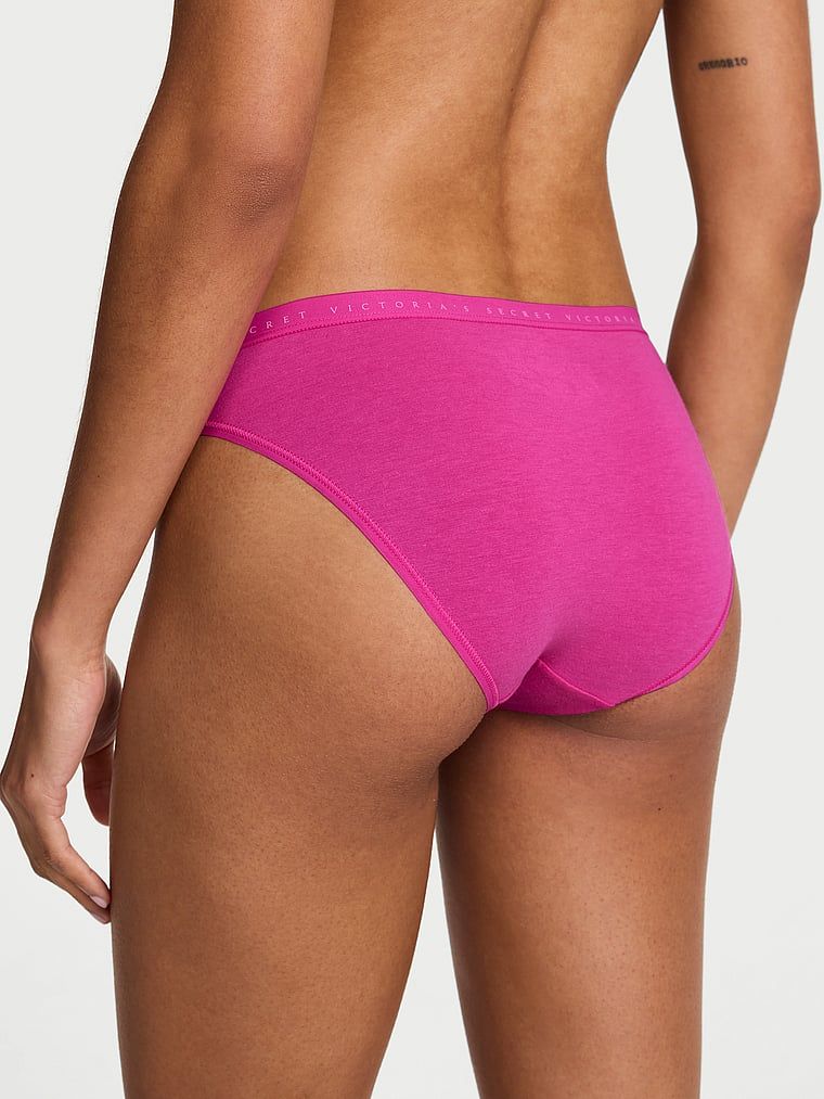 Bavlněné bikinové kalhotky. Produkt je růžové barvy a pochází z kolekce Victoria's Secret.