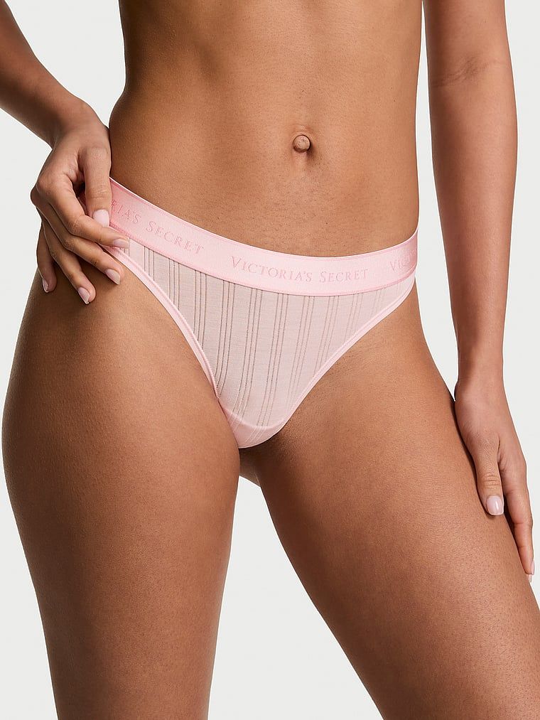 Tanga vyrobená z modálního stylu SoSoft Ultra-Fine Logo. Produkt je růžové barvy a pochází z kolekce Cotton.