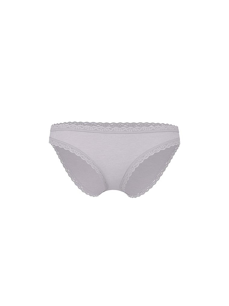 Bavlněné kalhotky s krajkovými bikinami s krajkovým lemováním. Produkt je fialové barvy a pochází z kolekce Lace Trim.