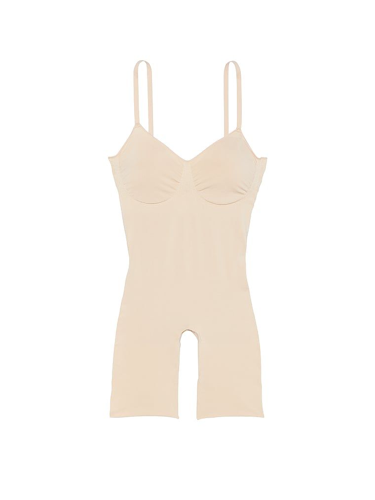 Tvarovací overal Shapewear od Victoria s kraťasy. Produkt je béžový a pochází z kolekce Victoria's Secret.