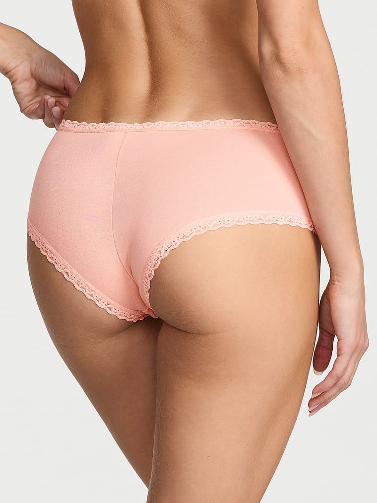 Bavlněné kalhotky s krajkou na okrajích Lace-Waist Cheeky. Produkt je růžové barvy a pochází z kolekce Lace Trim.