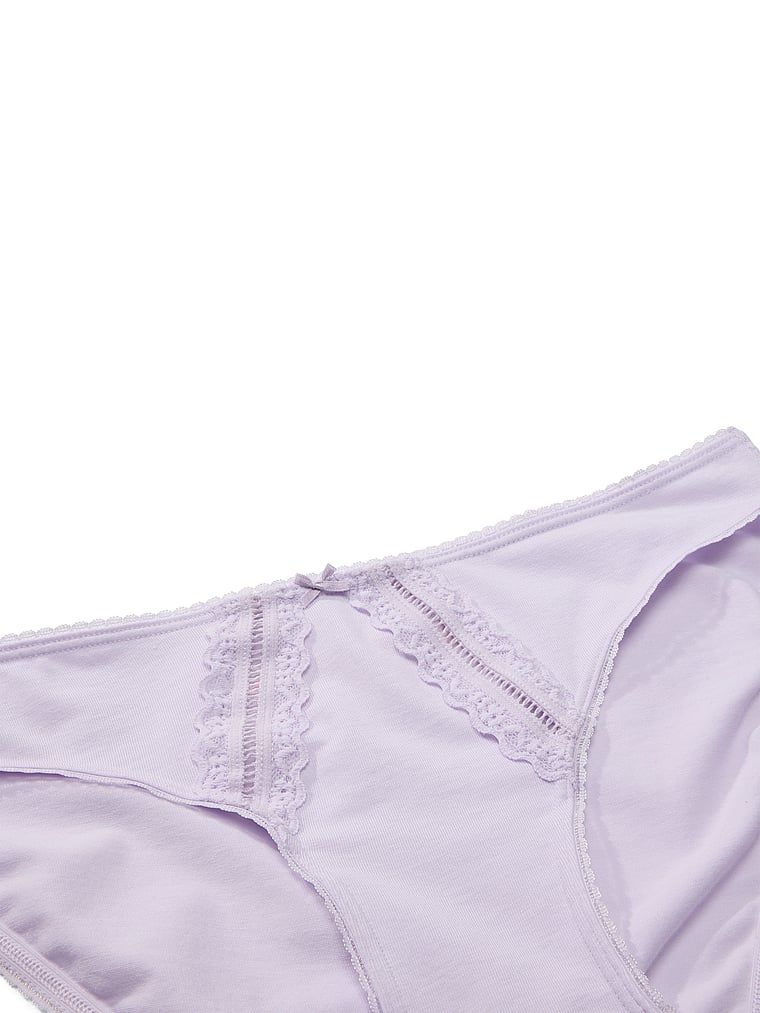 Bavlněné kalhotky s krajkou bikin. Produkt je fialové barvy a pochází z kolekce Victoria's Secret.