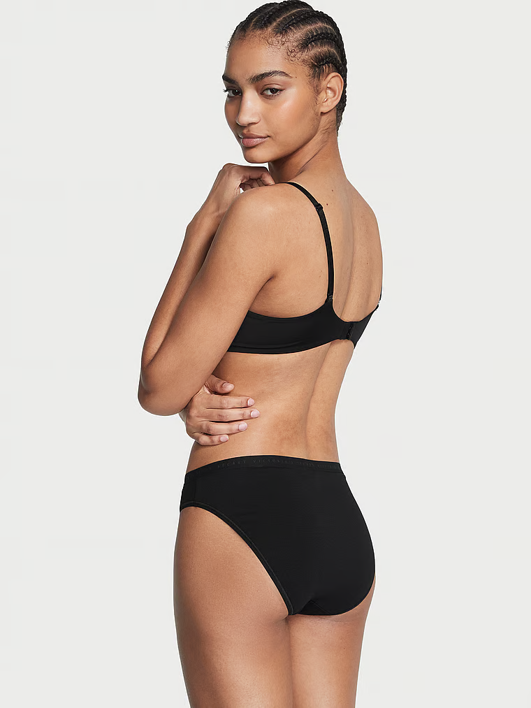 Strečové bavlněné bikiny kalhotky. Produkt je černý a pochází z kolekce Victoria's Secret.