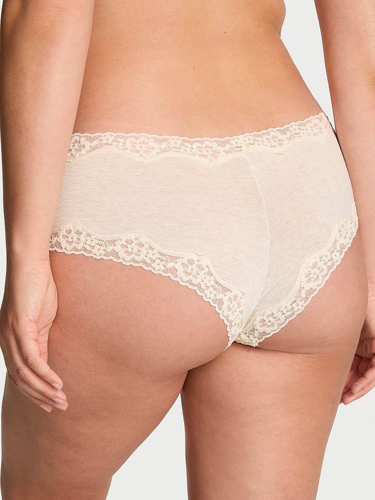Bavlněné kalhotky s krajkou na okrajích Lace-Waist Cheeky. Produkt je béžové barvy a pochází z kolekce Lace Trim.