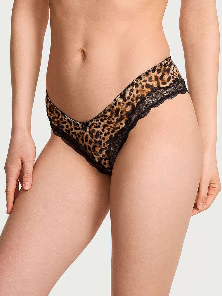 Provokujte Sheer Shimmer Cheeky kalhotky s vysokým výstřihem. Produkt je vzorovaný a pochází z kolekce Victoria's Secret.