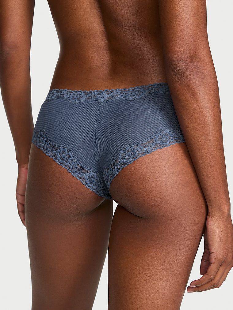 Pruhované bavlněné kalhotky s krajkou na okrajích. Drzé. Produkt je modré barvy a pochází z kolekce Lace Trim.