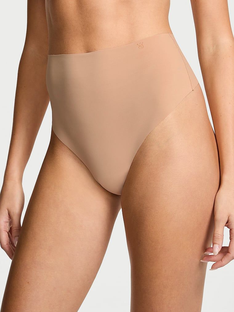 Bezešvá tanga s vysokým pasem No-Show. Produkt je béžové barvy a pochází z kolekce No-Show.