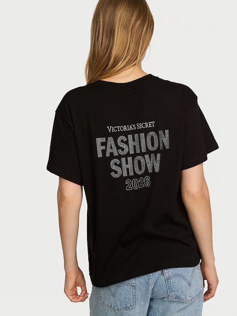Oversize bavlněné tričko Fashion Show 2026. Produkt je černý a pochází z kolekce Angel Essentials.
