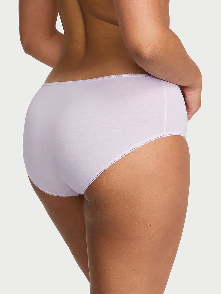 Bavlněné kalhotky s vložkami Hiphugger s krajkovým lemováním. Produkt je fialové barvy a pochází z kolekce Victoria's Secret.