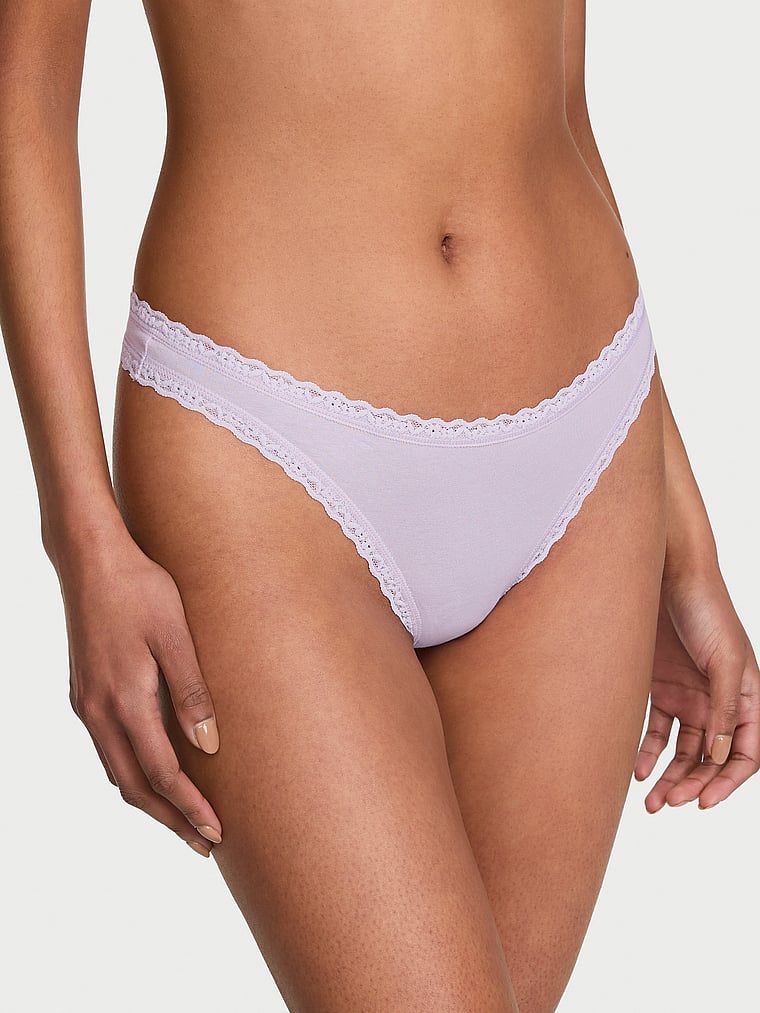 Bavlněné tanga s krajkou na okrajích Lace-Waist. Produkt je fialové barvy a pochází z kolekce Lace Trim.