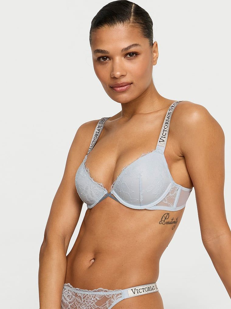 Mírně vycpávaná krajková podprsenka s lesklými ramínky Shine Strap Demi. Produkt je modré barvy a pochází z kolekce Very Sexy.