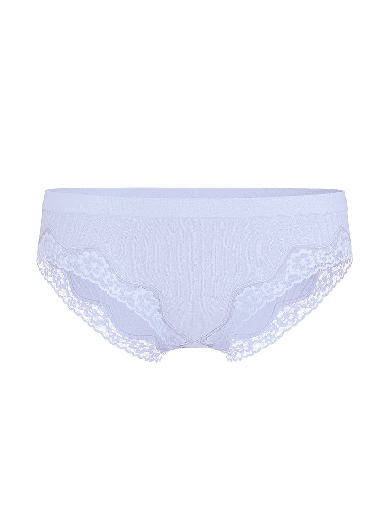 Bikiny s žebrovou krajkou Spodní kalhotky s žebrovou krajkou Kalhotky s krajkovým lemem. Produkt je fialový a pochází z kolekce Bezešvé.