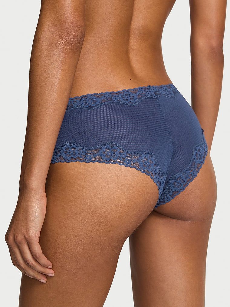 Pruhované bavlněné kalhotky s krajkou na okrajích Cheeky. Výrobek má modrou barvu a pochází z kolekce Lace Trim.