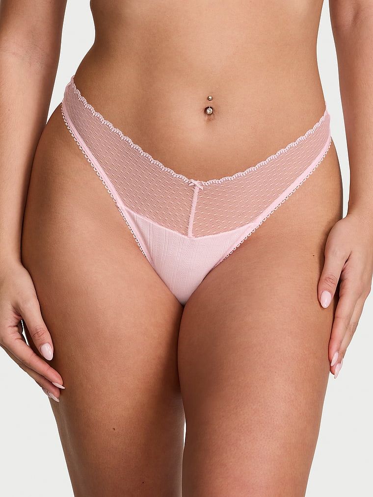 Krajkové tanga s vysokým výstřihem na nohavice. Produkt je růžové barvy a pochází z kolekce Victoria's Secret.